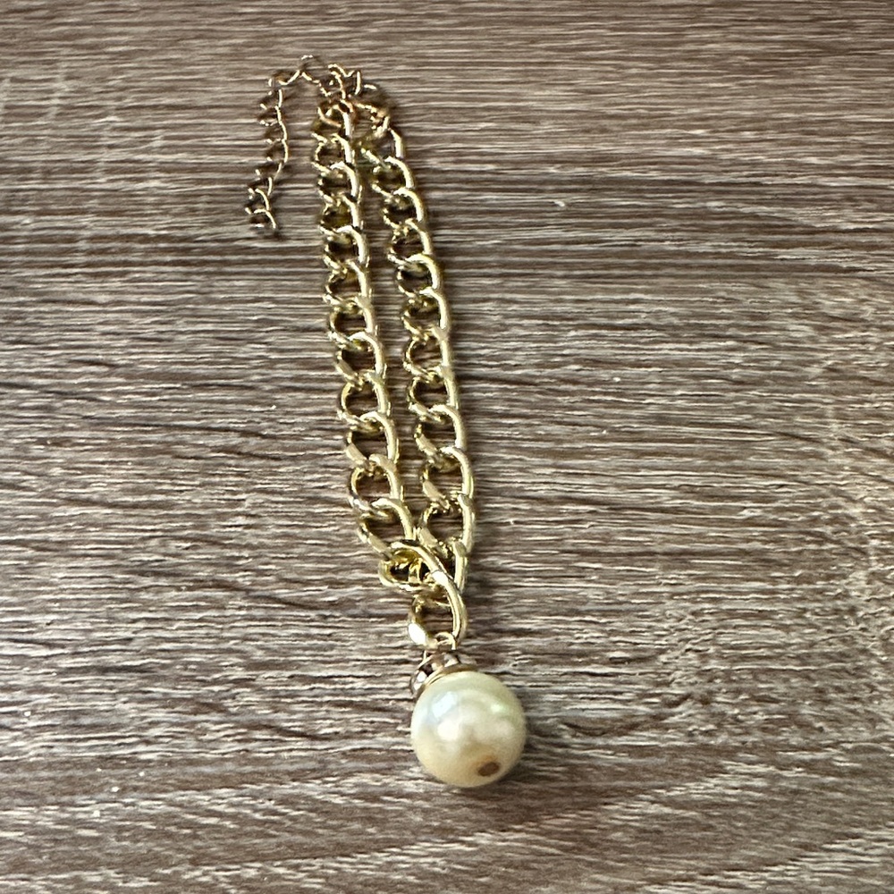 Luxurious Gold Bracelet with Pearl Accent